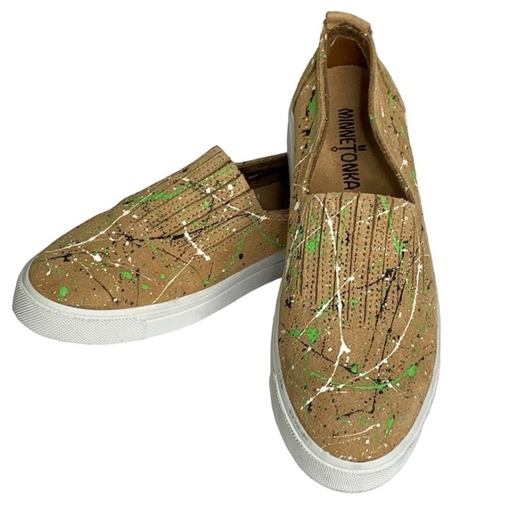 Minnetonka Beige Leather Slip On Sneaker w/ Multi Color Paint Splatter Size 6.5 - Picture 3 of 10